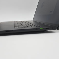 Razer Blade 18 (2025), RTX 5090, Core Ultra 9 275HX, 64GB DDR5, 4TB NVMe, 18" UHD+ 240Hz, Windows Gaming Laptop