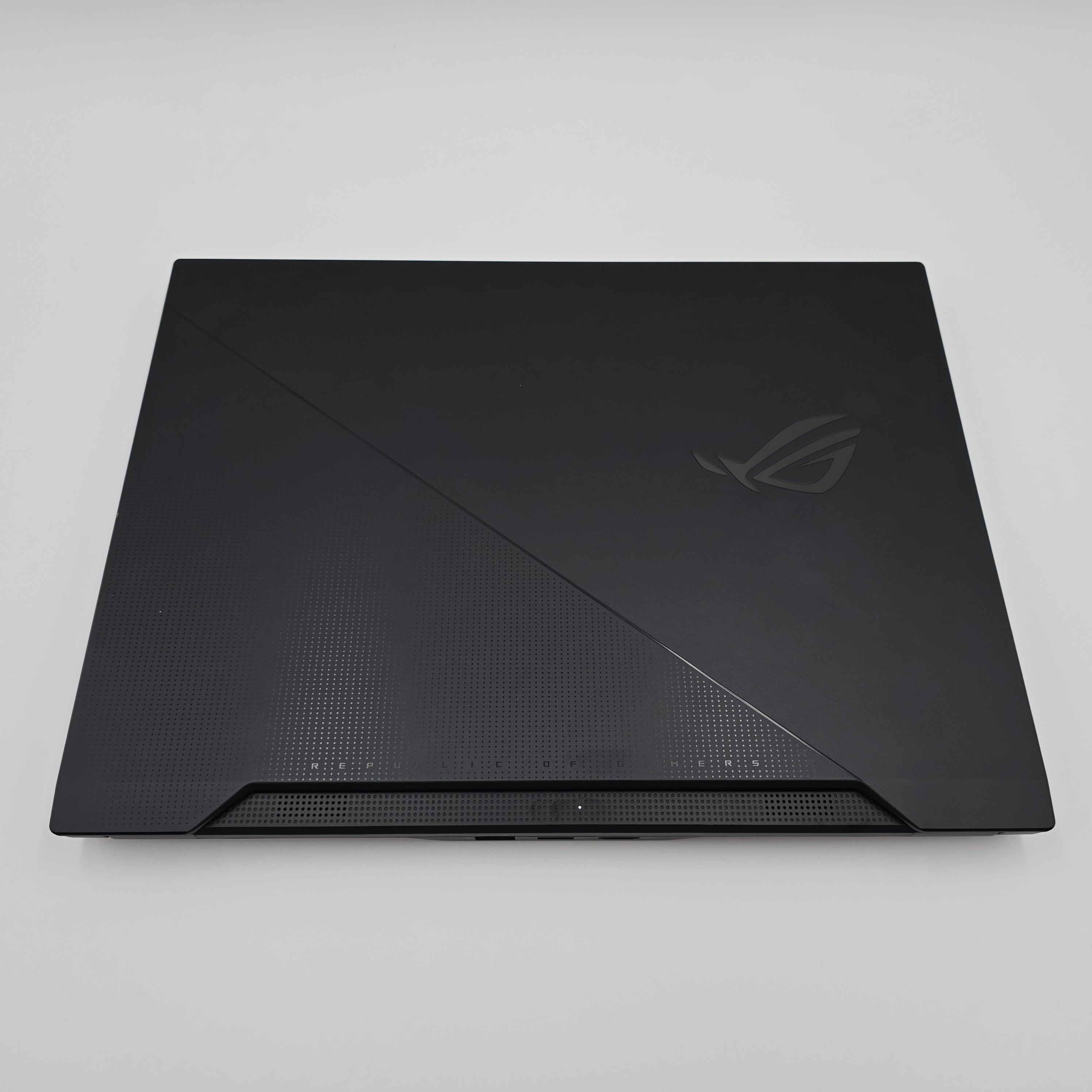 ASUS ROG Zephyrus Duo SE 15 Gaming Laptop, RTX 3060, Ryzen 7 5800H