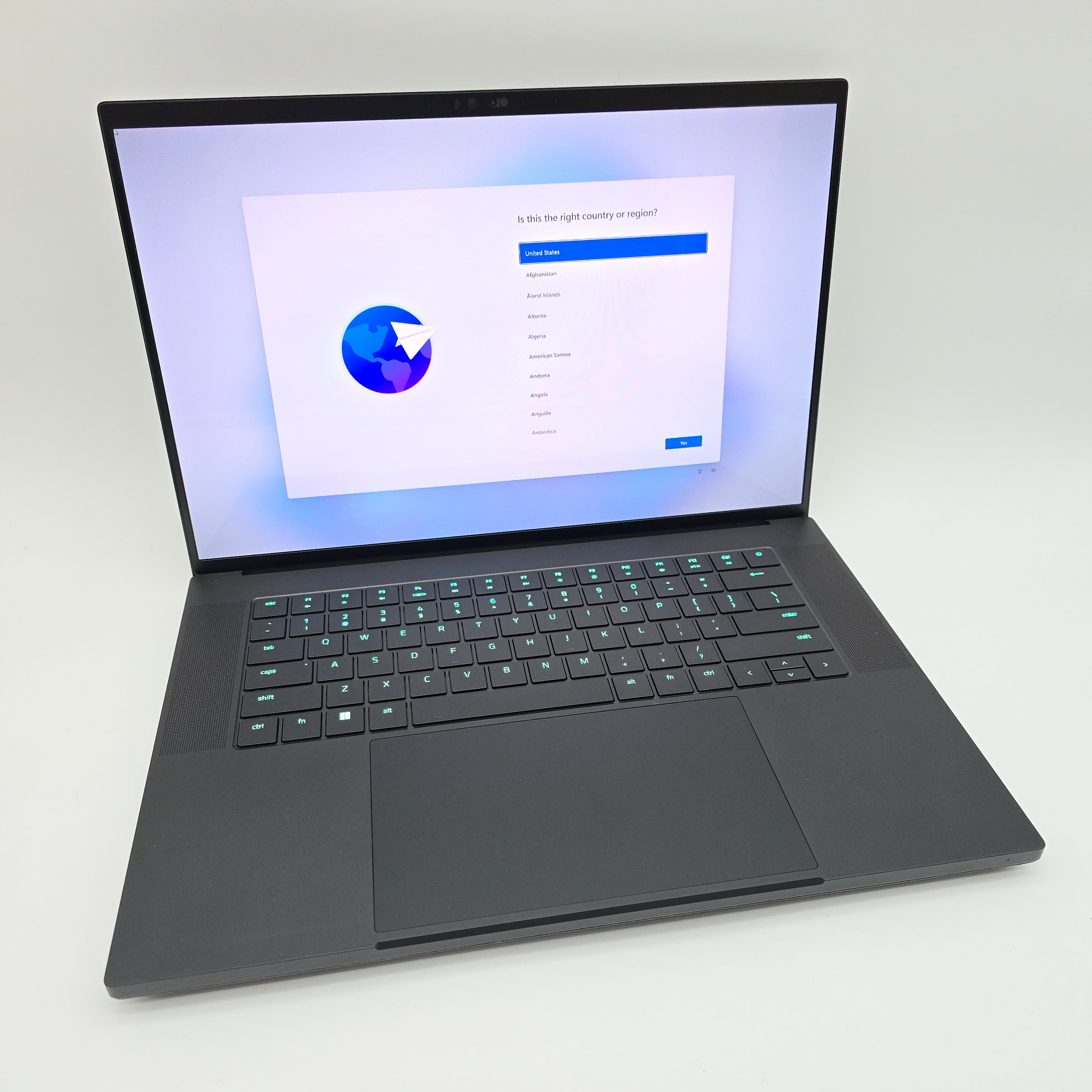 Razer Blade 16 OLED, RTX 4090, Intel i9-14900HX, 2TB NVMe, 64GB DDR5, Like New