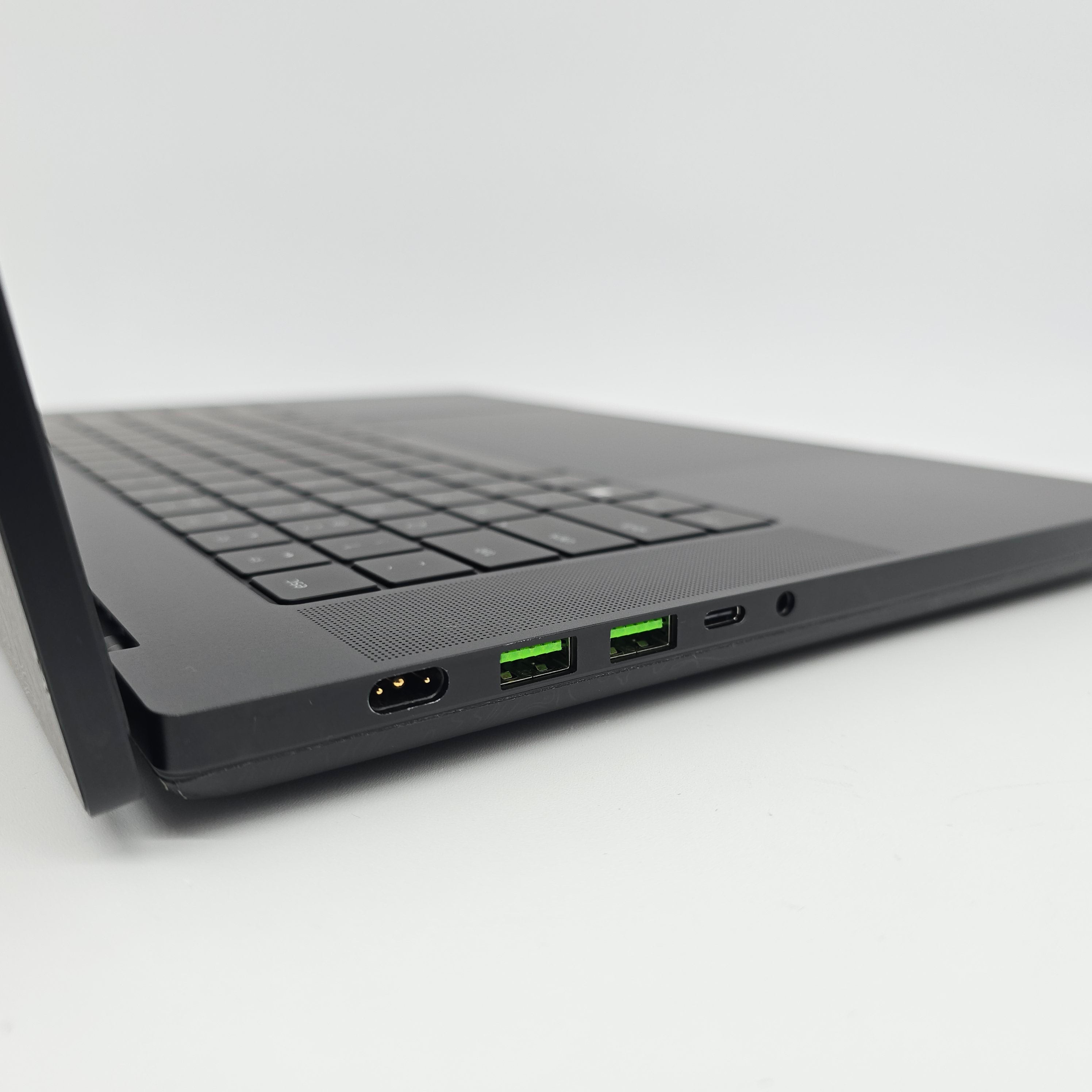 Razer Blade 16 OLED, RTX 4090, Intel i9-14900HX, 2TB NVMe, 64GB DDR5, Like New