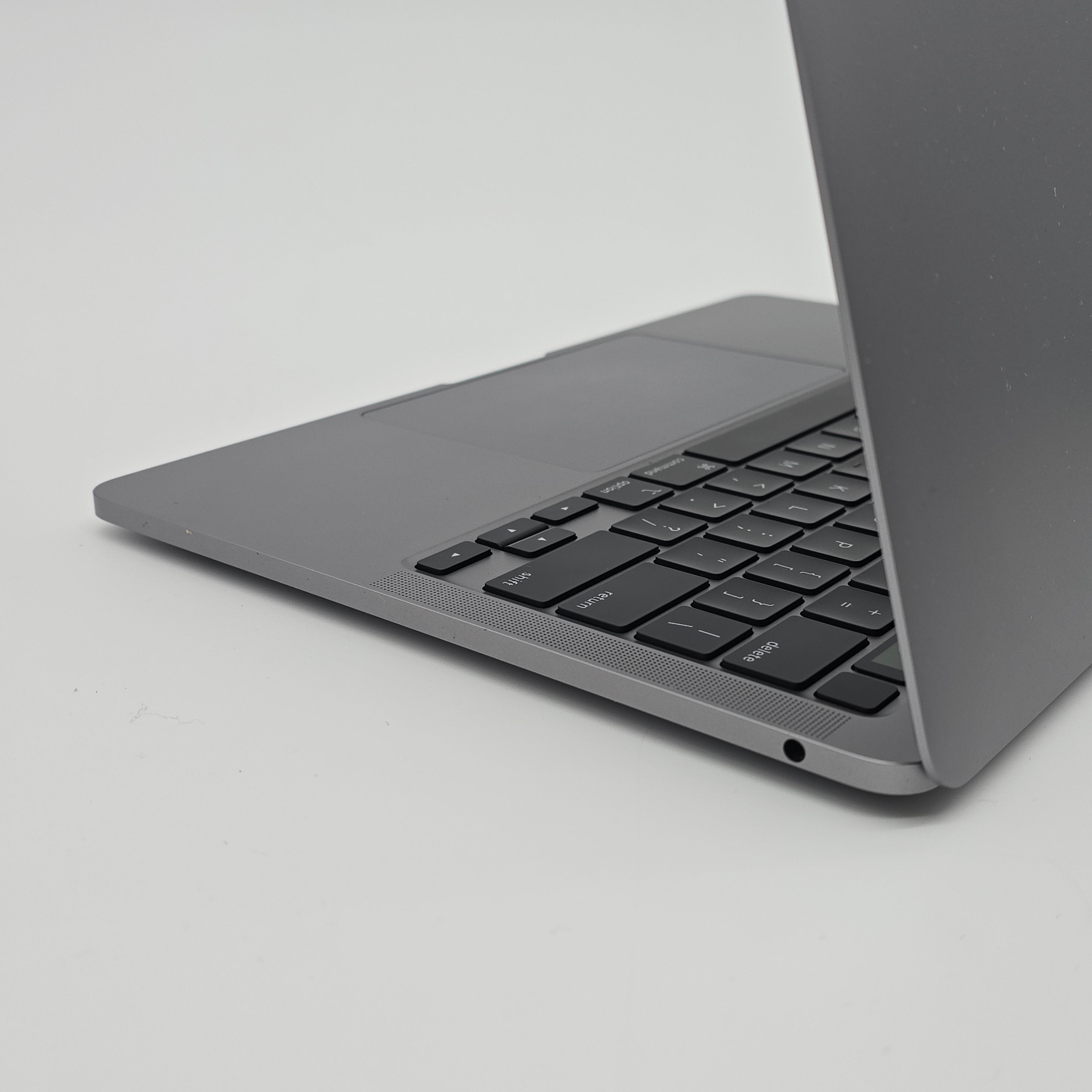 Macbook Pro M1 13" w/ TouchID, 256GB SSD, 8GB RAM