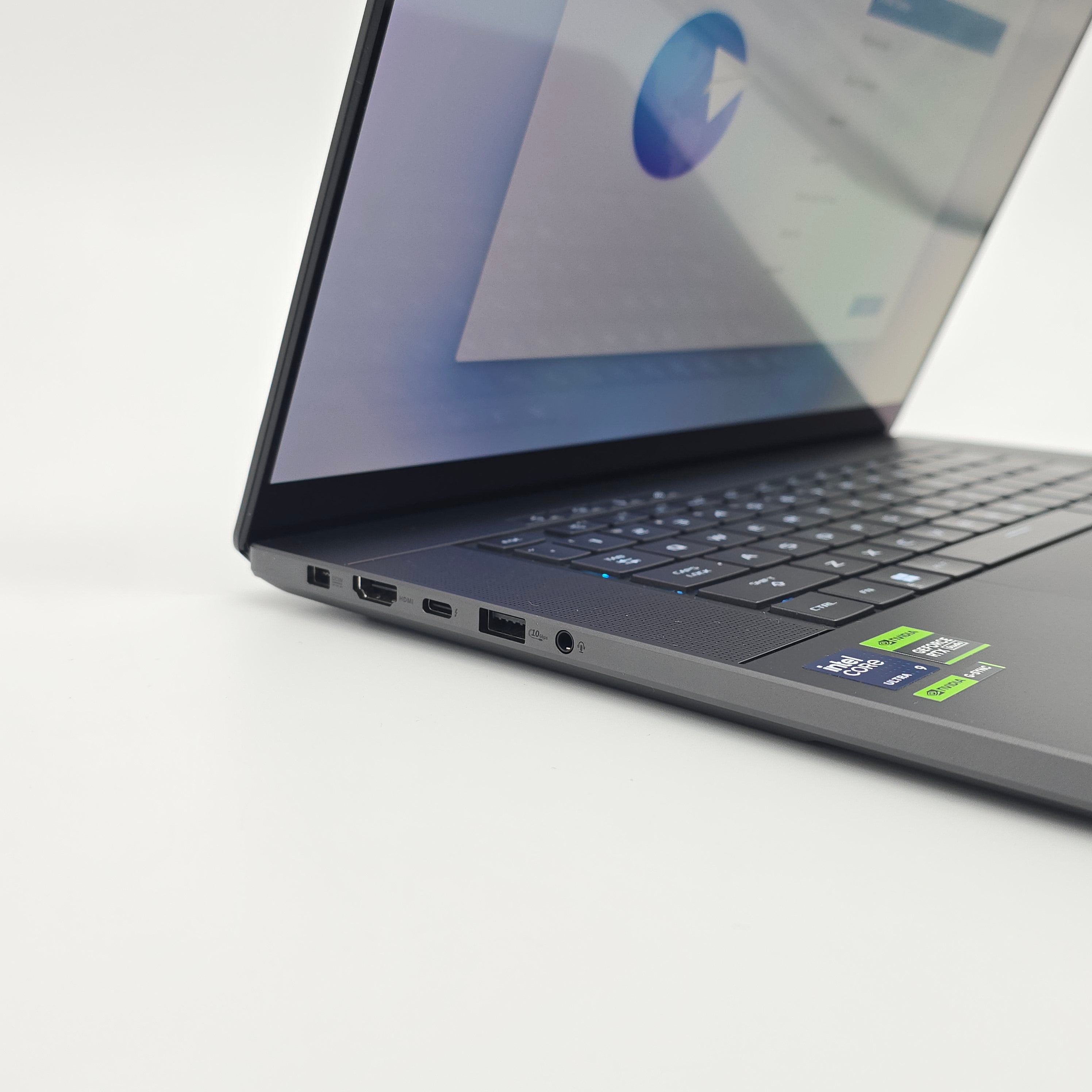 ASUS ROG Zephyrus G16 OLED, NVIDIA RTX 4090, Ultra 9 185H, 32GB RAM, 2TB NVMe, QHD+ 240Hz OLED