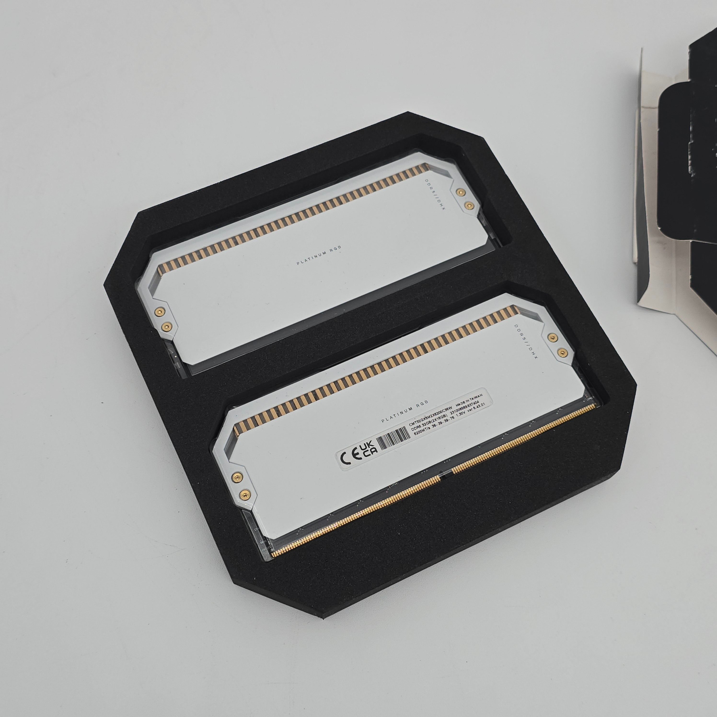 32GB DDR5 Corsair Dominator Platinum White RGB, 6200MHz, CL36-39-39-76, 2x16GB Sticks