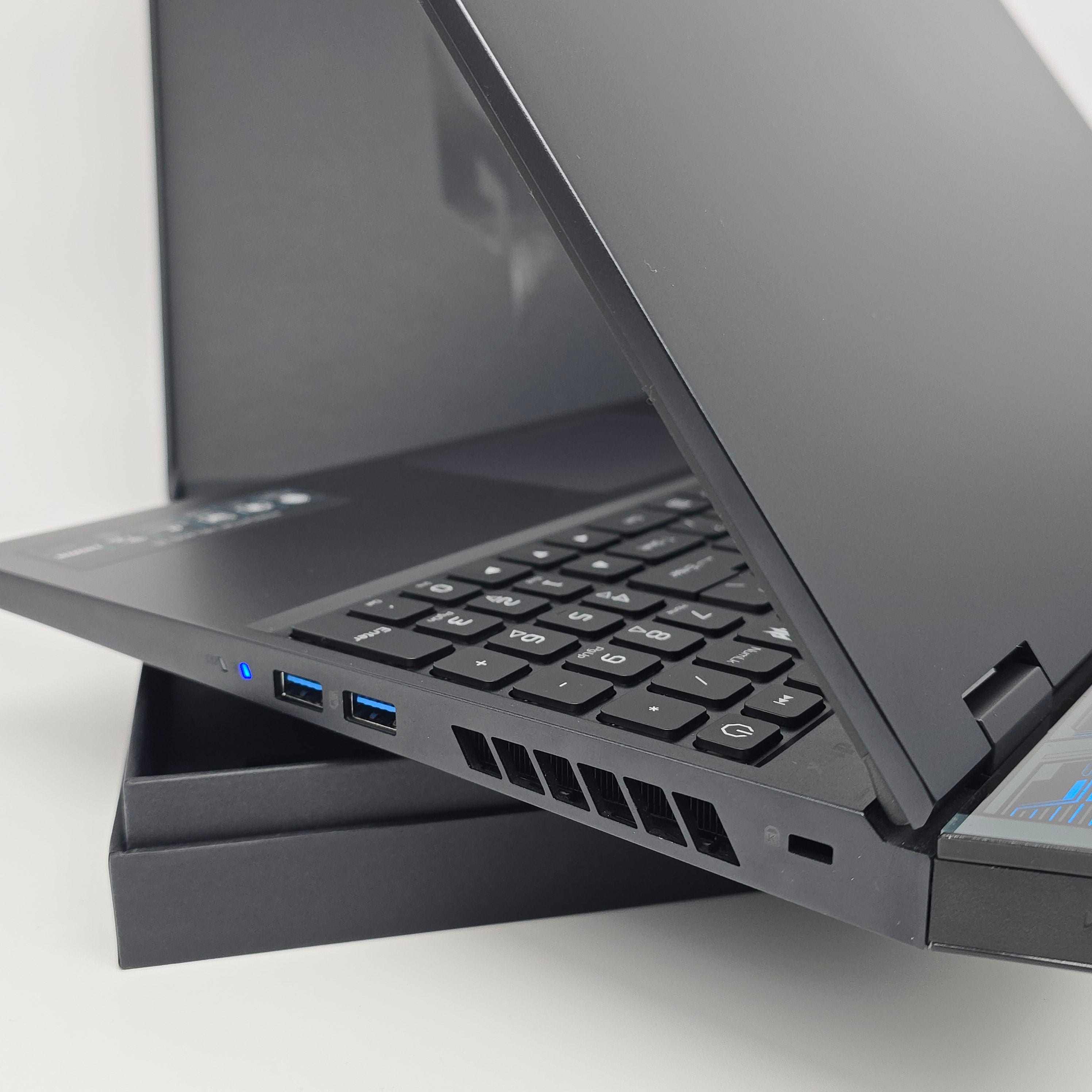Acer Predator Helios 16, RTX 4080, Intel i9-13900HX, 32GB DDR5, 3TB NVMe, 16" QHD+ 240Hz