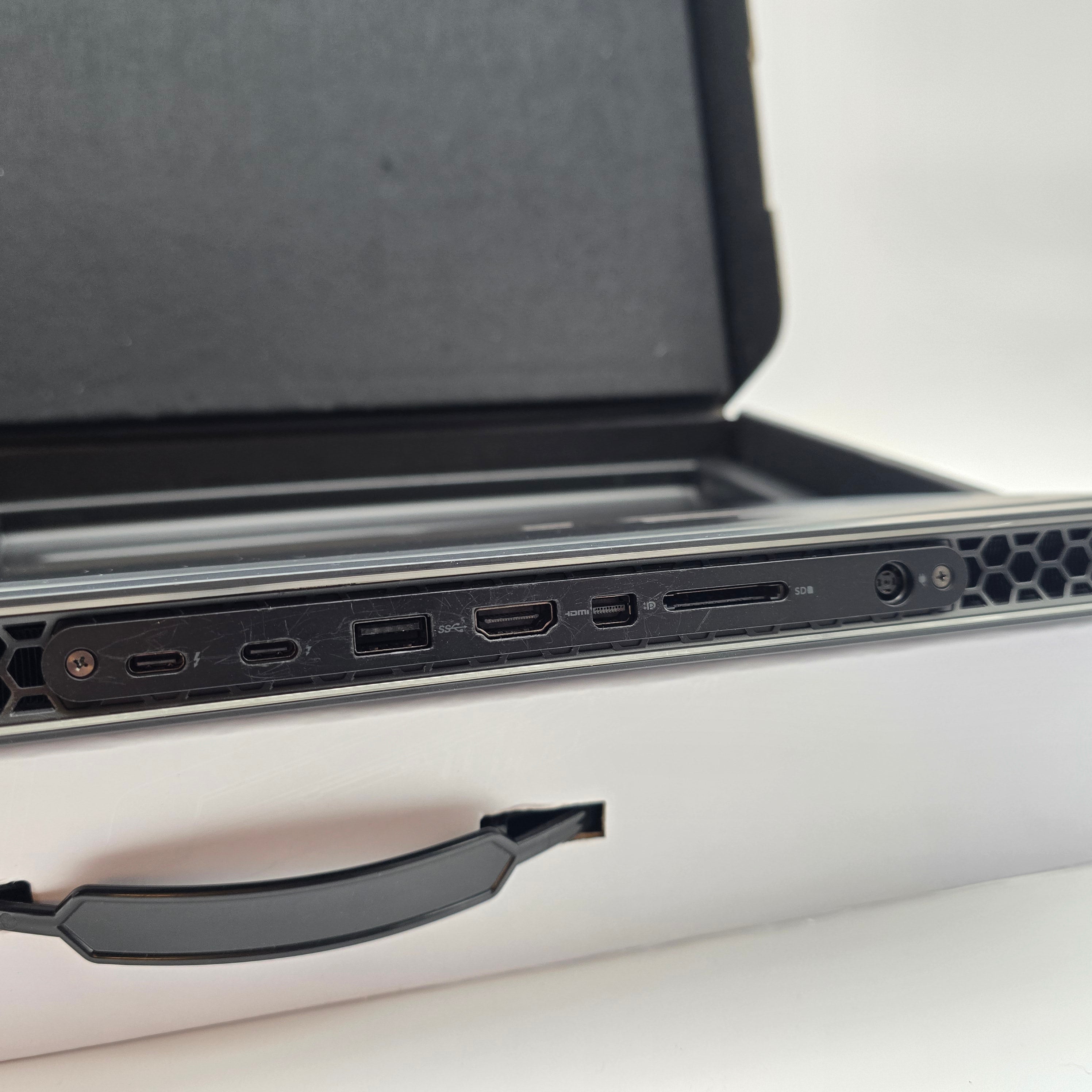 Alienware M16 Gaming Laptop, RTX 4080, Intel i9-13900HX, 32GB DDR5, 240Hz QHD+ Screen