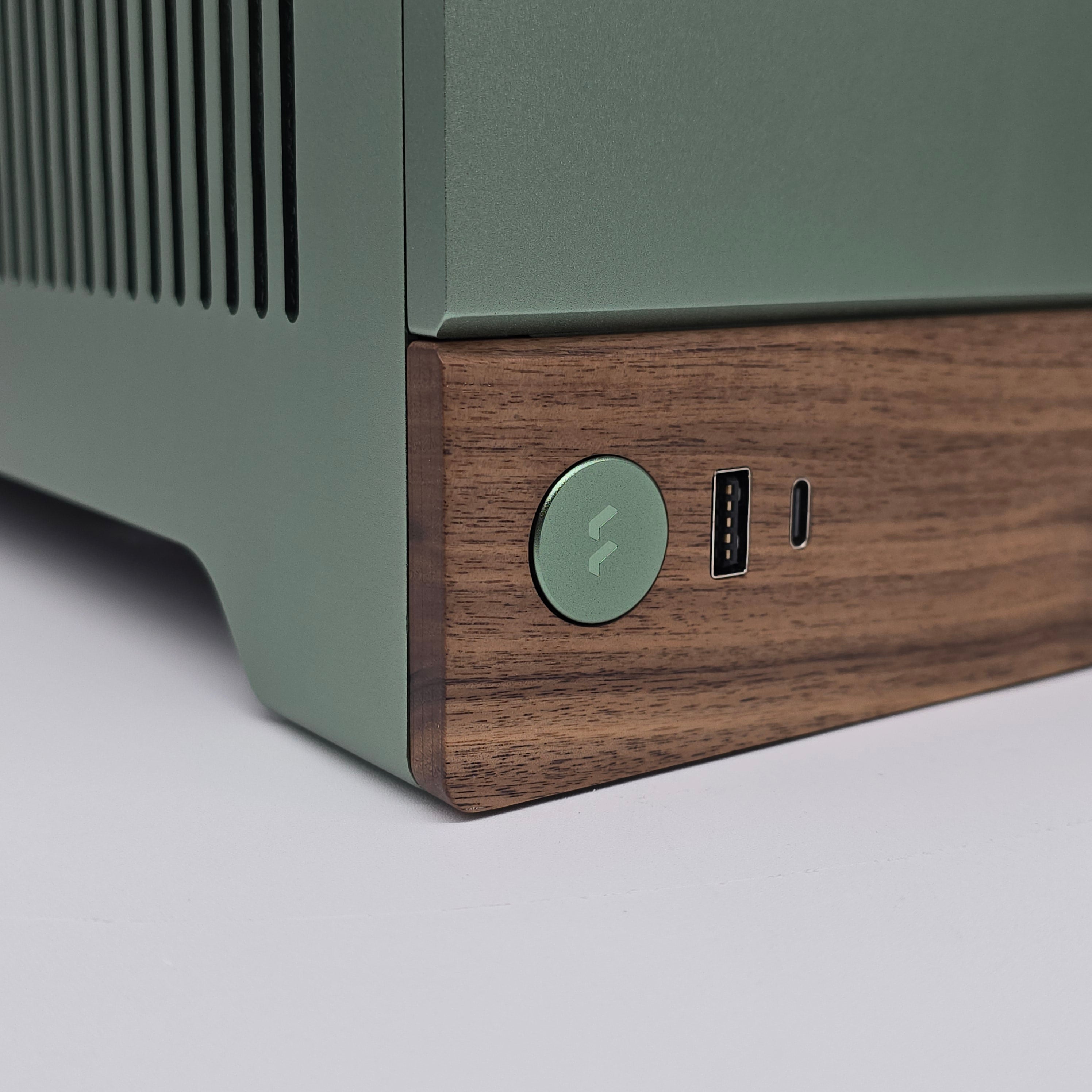 RTX 5090, Ryzen 9800X3D, 64GB DDR5, 4TB NVMe, Custom Fractal Terra Jade Mini-ITX Gaming PC