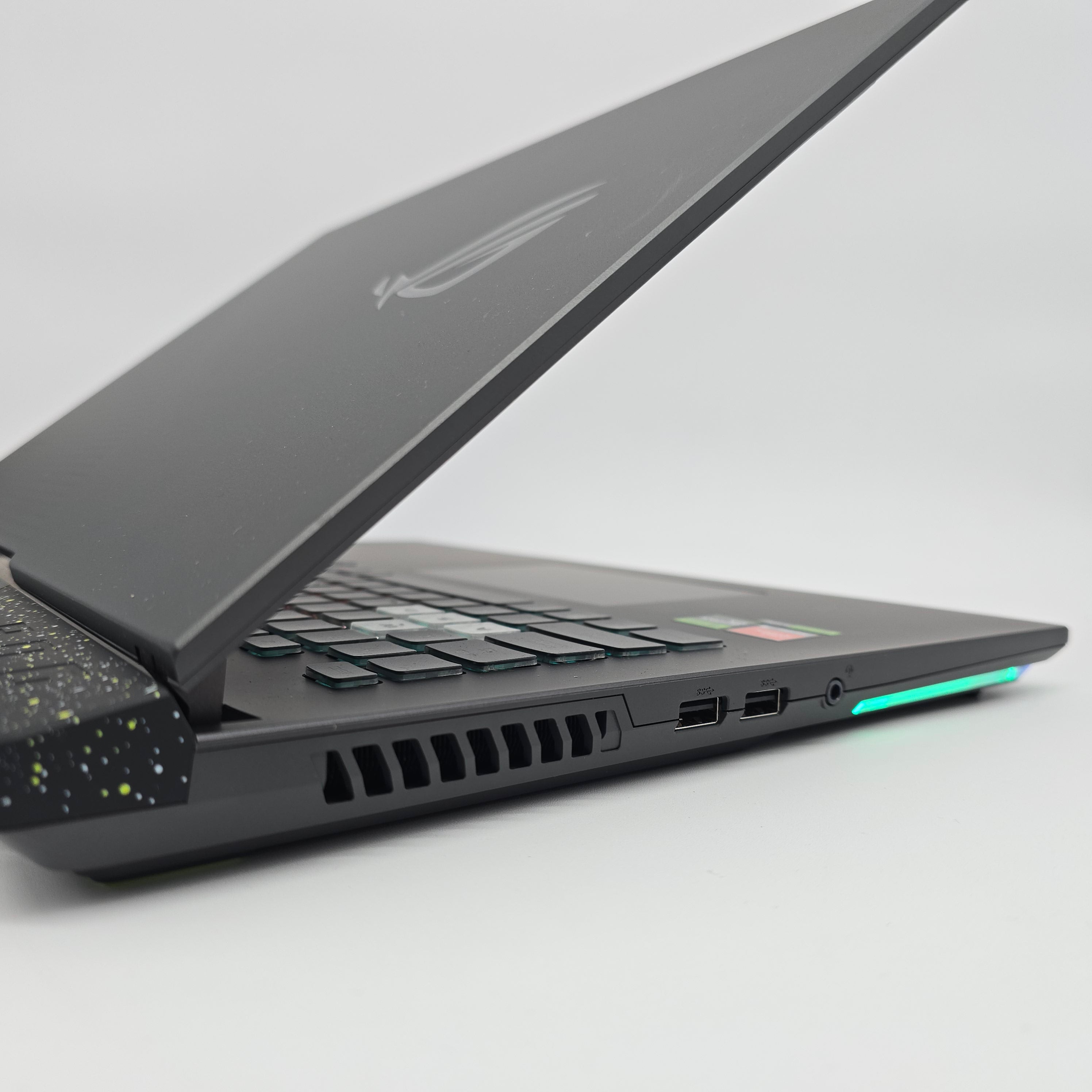 ASUS ROG STRIX G17, RTX 4060, Ryzen 9 7945HX, 16GB DDR5, 1TB, QHD 240Hz Gaming Laptop