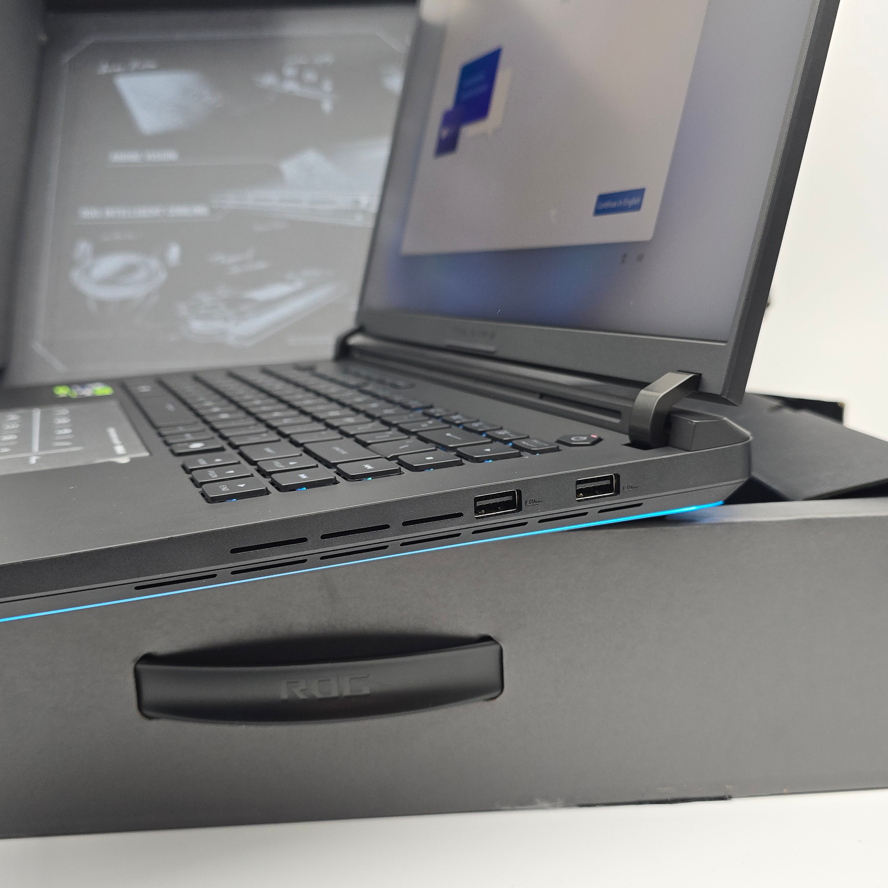 ASUS ROG STRIX SCAR 16 2025, NVIDIA RTX 5090, Intel Ultra 9 275HX, QHD+ 240Hz Gaming Laptop