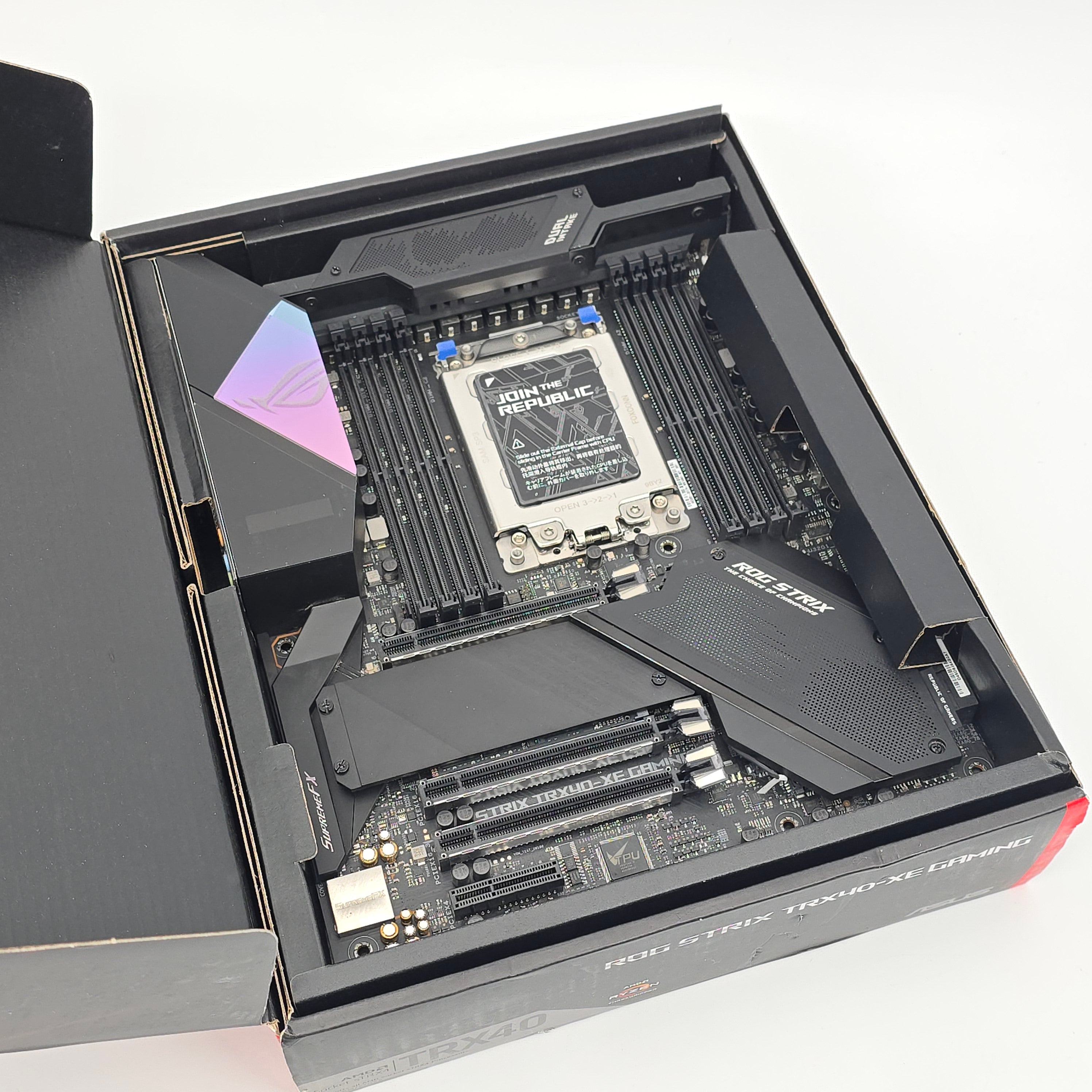 ASUS ROG STRIX TRX40-XE Gaming Motherboard for AMD Ryzen Threadripper Socket sTRX4