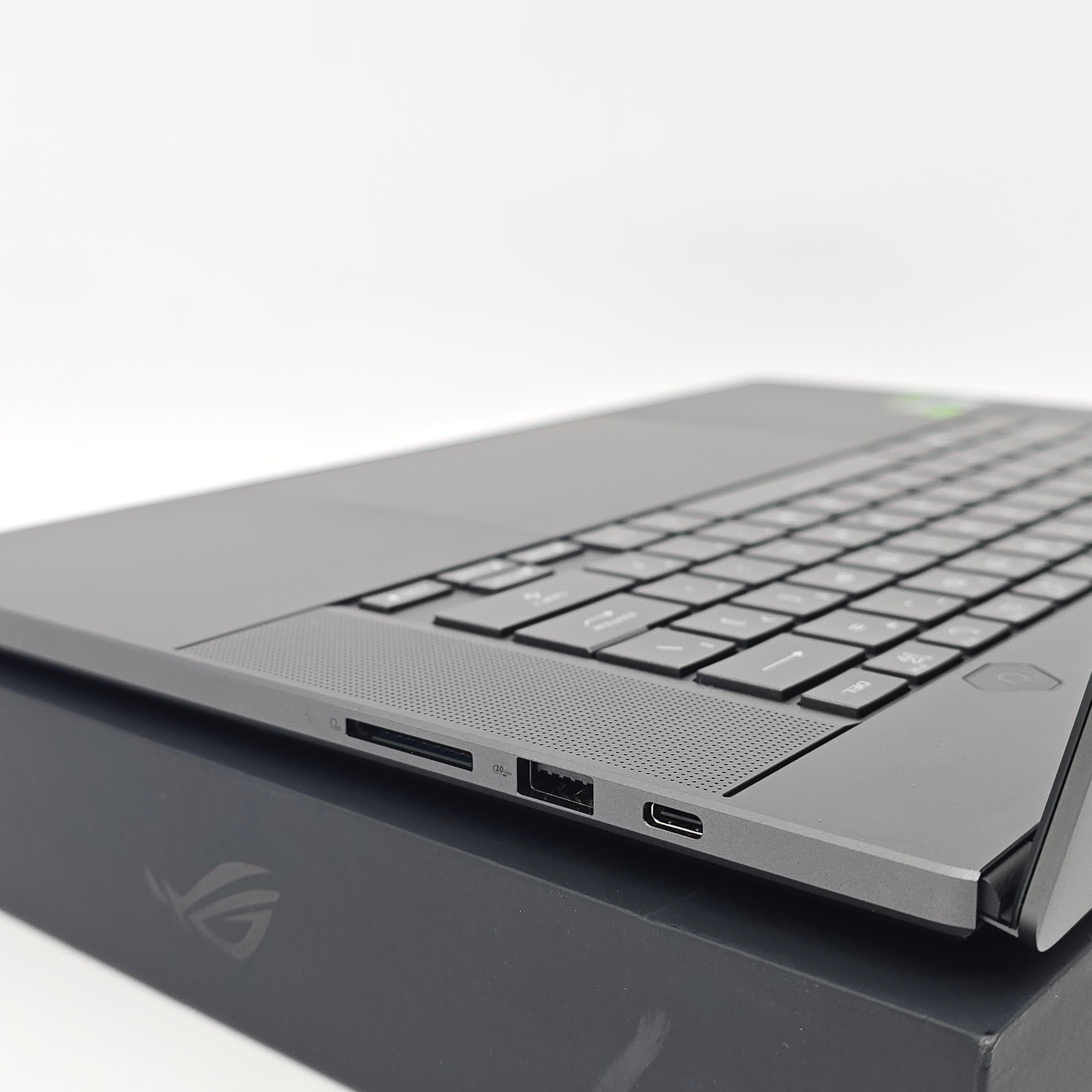 ASUS ROG Zephyrus G16 OLED, RTX 4070, Intel Ultra 9 185H, 240Hz QHD OLED Gaming Laptop