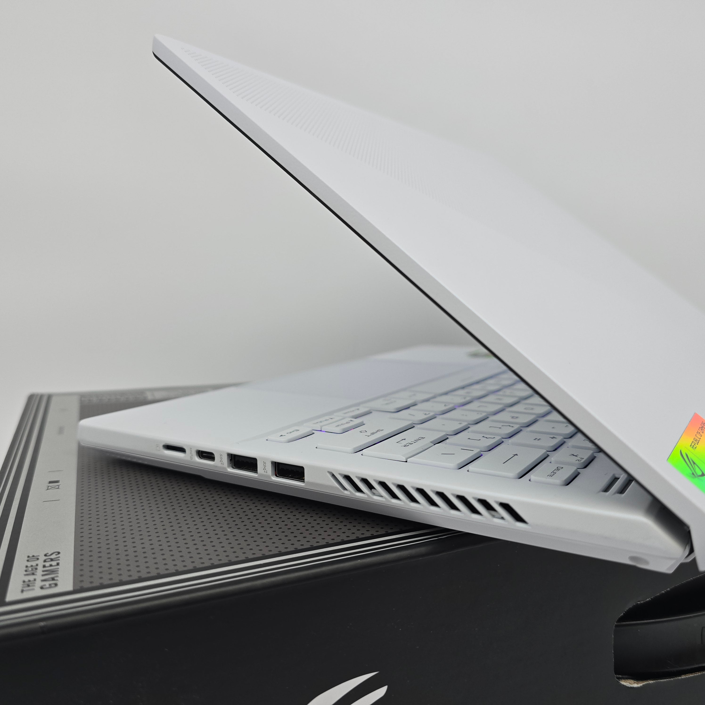 ASUS ROG Zephyrus G14, RTX 4090, Ryzen 9 7940HS, 4TB NVMe, 64GB DDR5, White Gaming Laptop