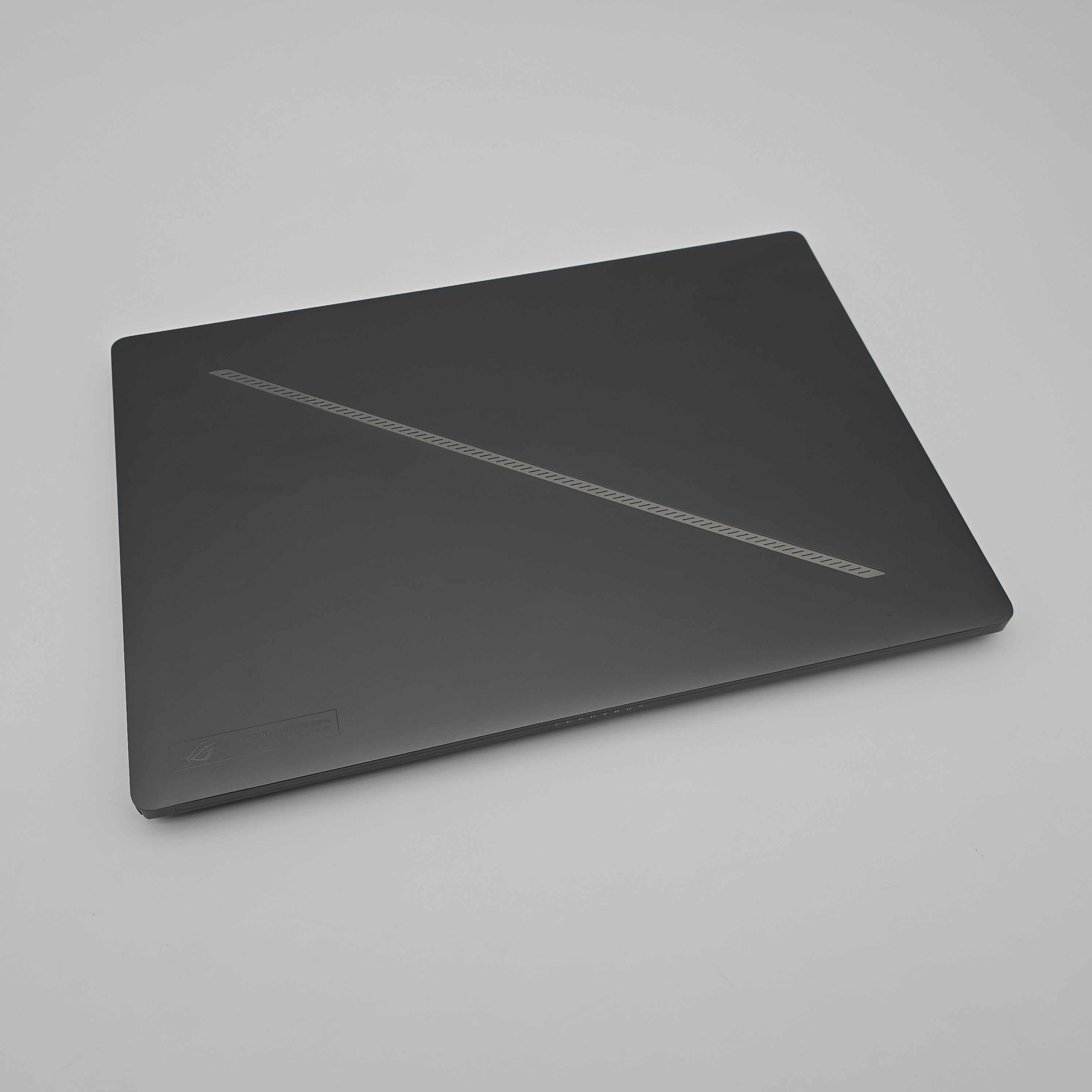 ASUS ROG Zephyrus G16 OLED, RTX 4090, Intel Core Ultra 9 185H, 32GB DDR5, 2TB NVMe, 16" QHD+ 240Hz OLED, Windows Gaming Laptop