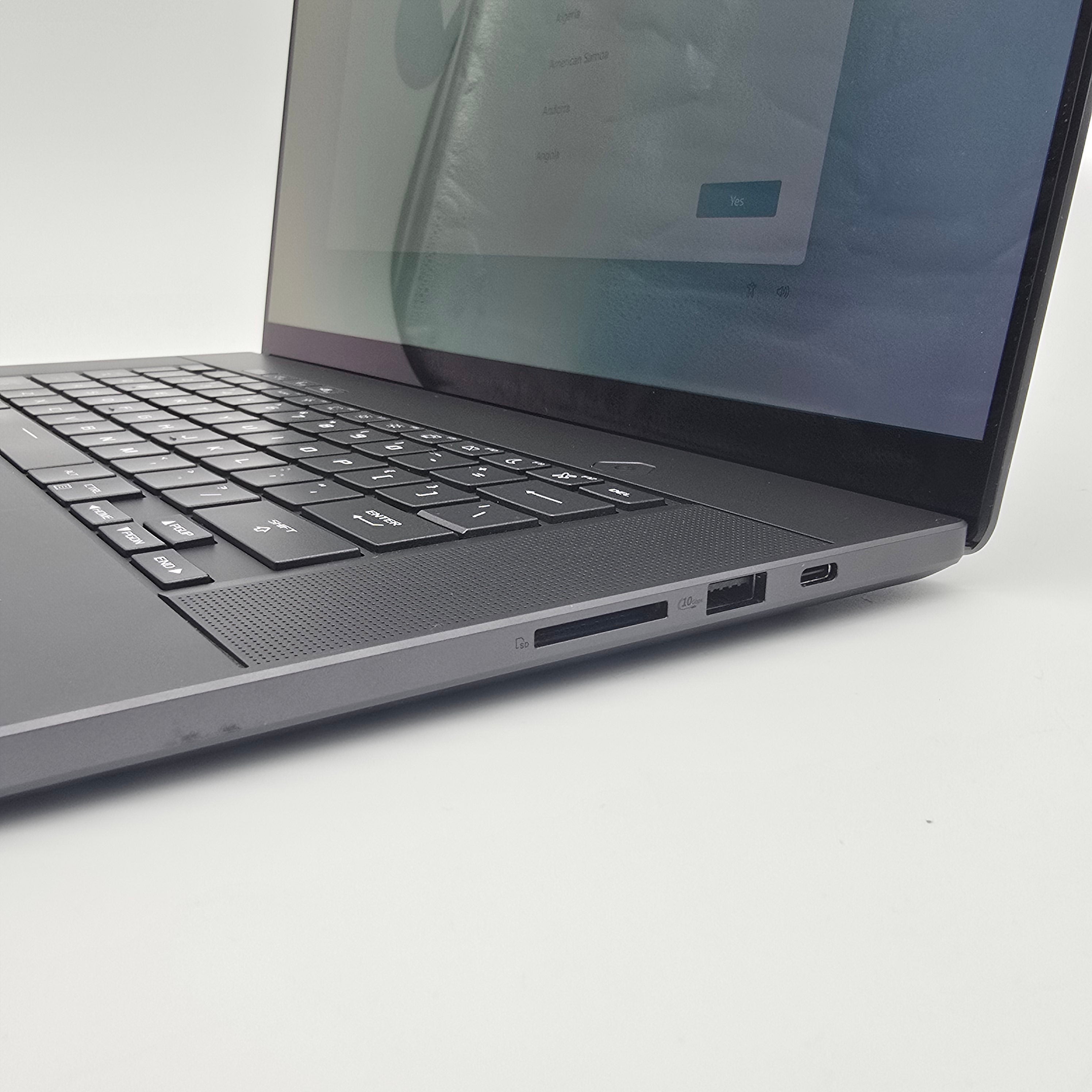 ASUS ROG Zephyrus G16 OLED, RTX 4090, Intel Core Ultra 9 185H, 32GB DDR5, 2TB NVMe, 16" QHD+ 240Hz OLED, Windows Gaming Laptop