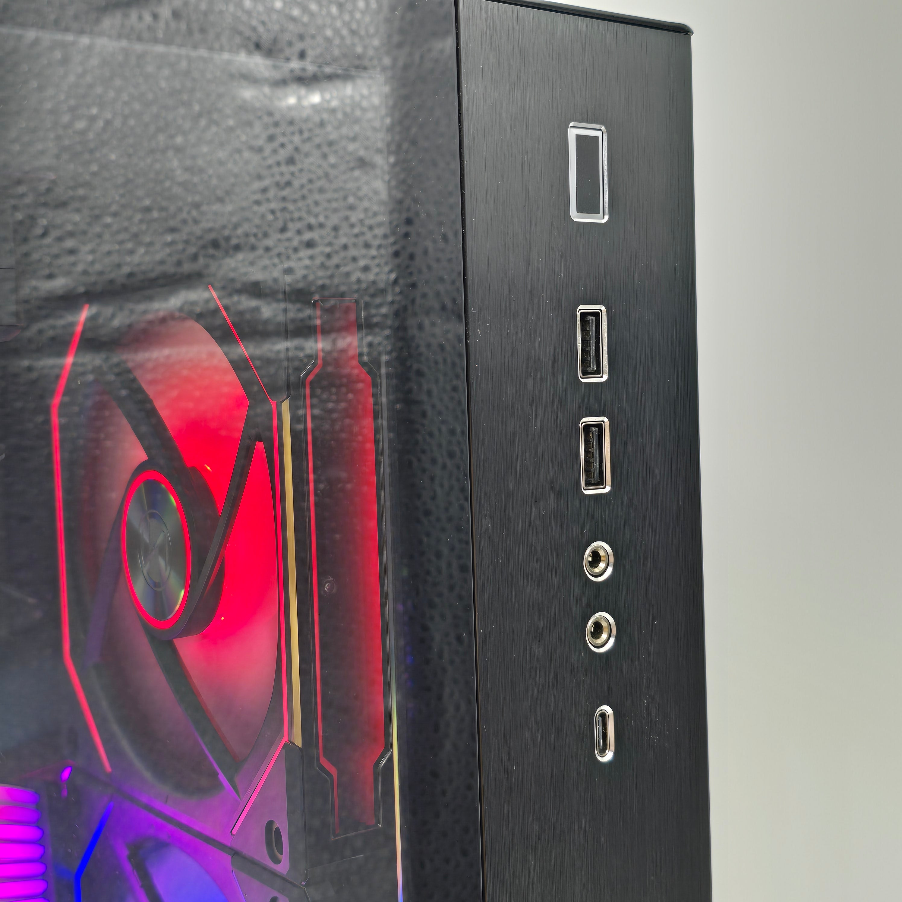 RTX 4090, Ryzen 7 7800X3D, 32GB DDR5, 2TB NVMe, Custom Lian Li RGB Liquid Cooled Gaming PC