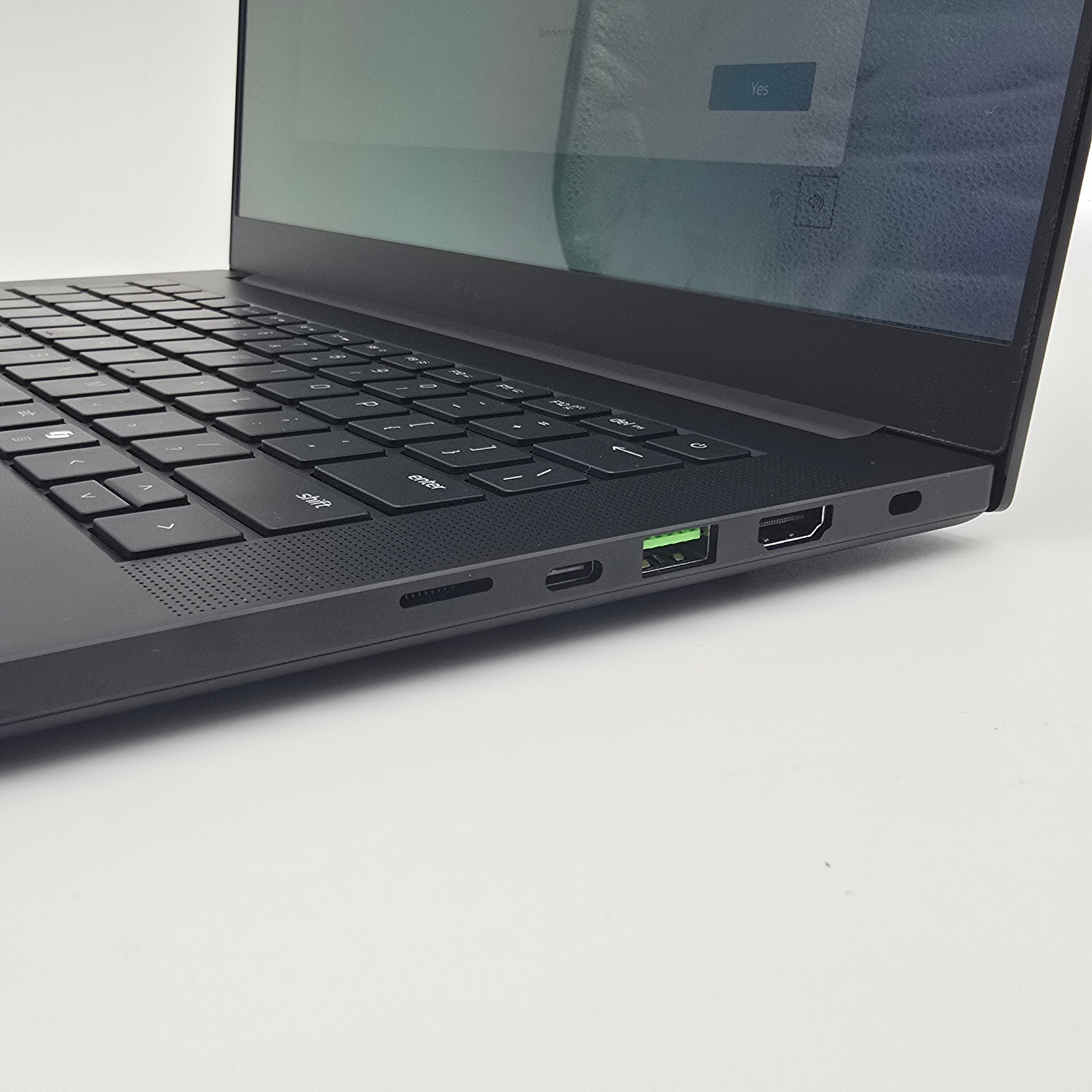 Razer Blade 14 OLED, RTX 5070, AMD Ryzen 9 AI 365, 64GB DDR5, 2TB NVMe, 14" 1800p 120Hz OLED, Windows Gaming Laptop