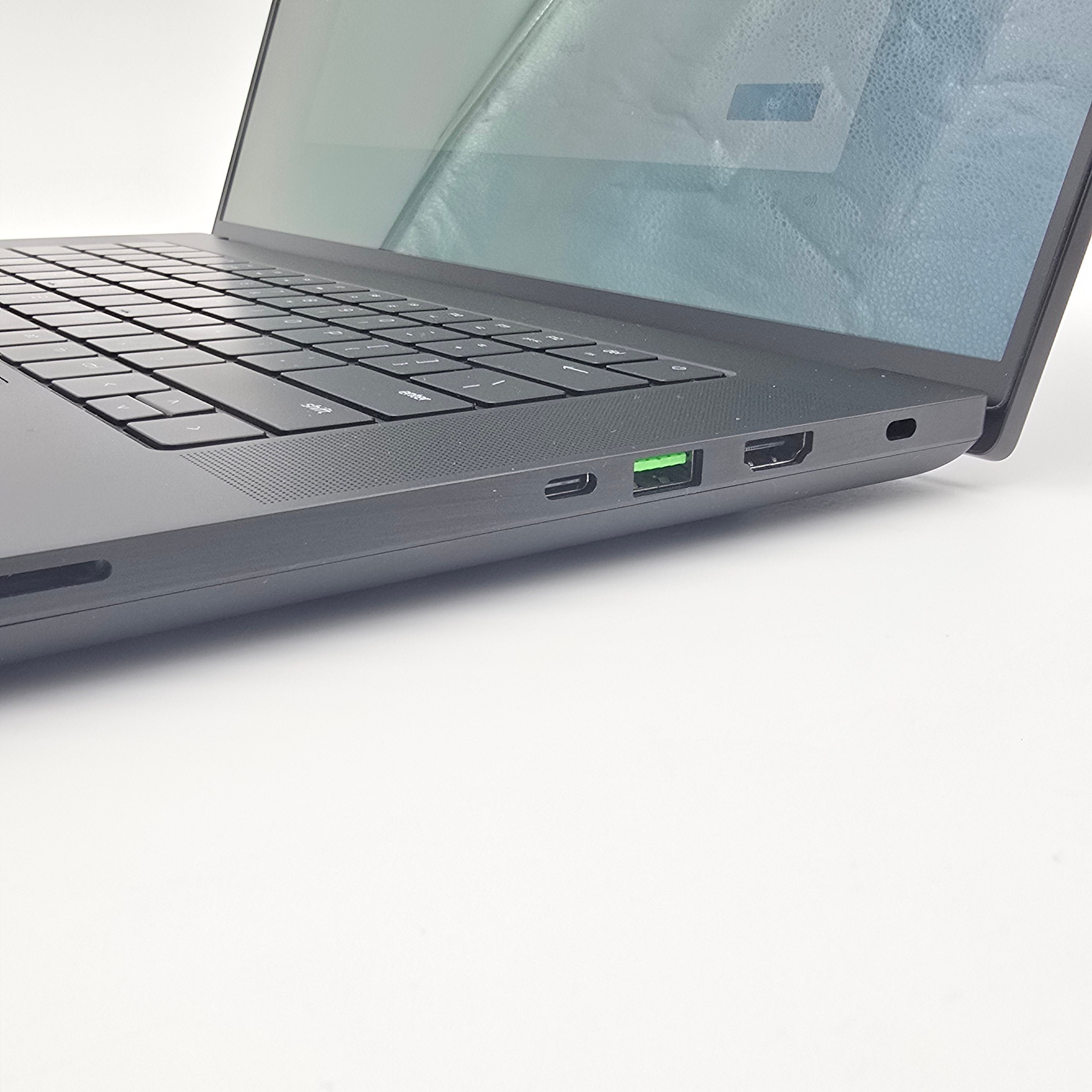 Razer Blade 16 OLED, RTX 4080, Intel Core i9-14900HX, 32GB DDR5, 1TB NVMe SSD, 16" QHD+ 240Hz OLED