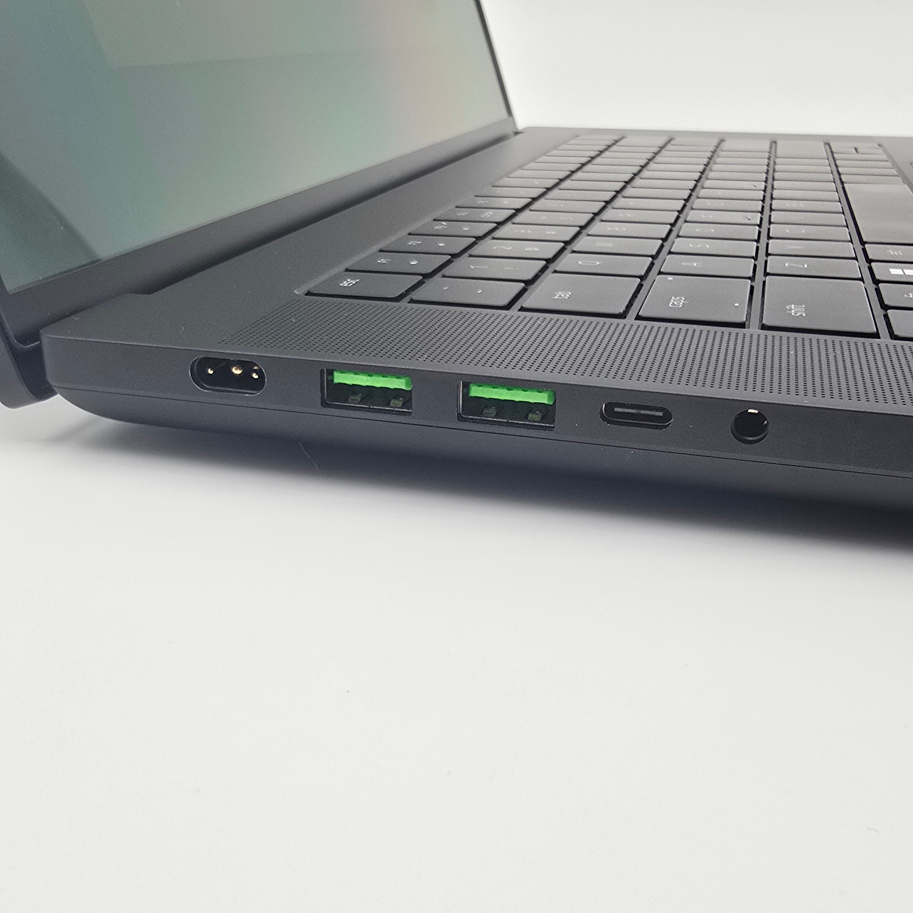 Razer Blade 16 OLED, RTX 4080, Intel Core i9-14900HX, 32GB DDR5, 1TB NVMe SSD, 16" QHD+ 240Hz OLED