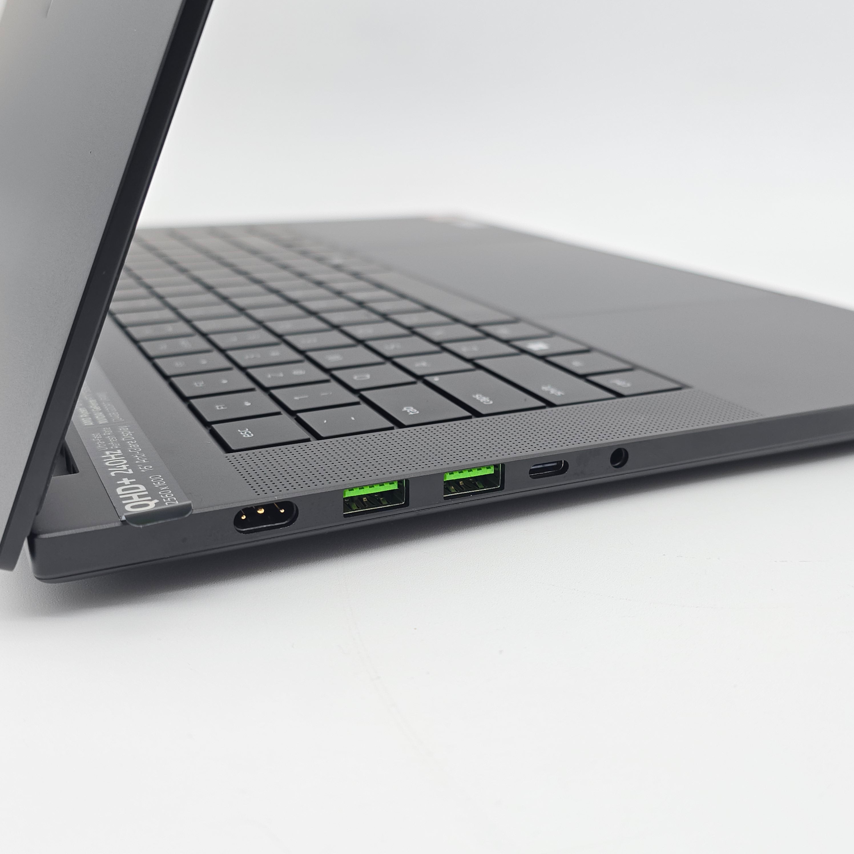 Razer Blade 16 OLED, NVIDIA RTX 5090, AMD Ryzen AI 9 HX370, 32GB RAM, QHD+ 240Hz, Gaming Laptop