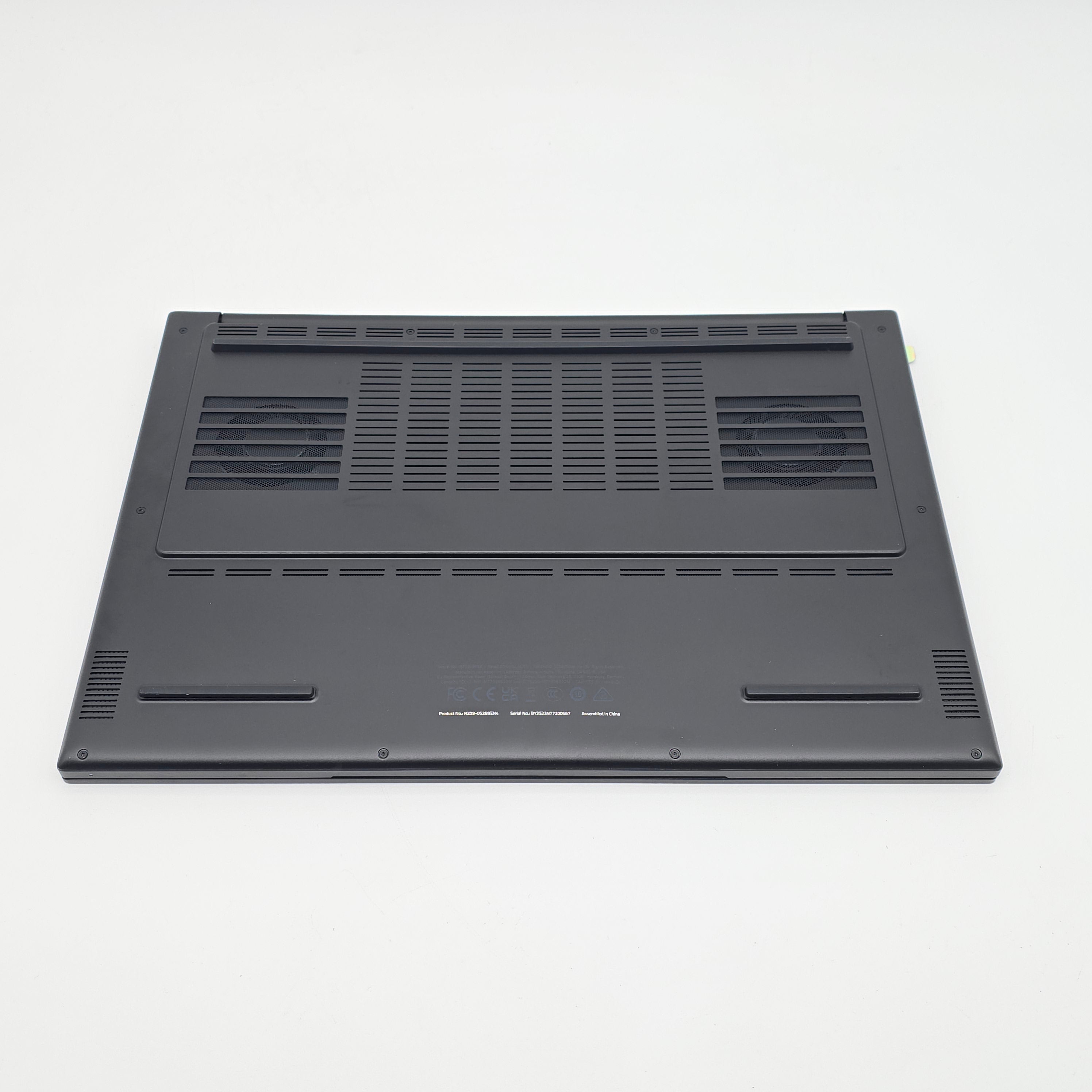 Razer Blade 16 OLED, NVIDIA RTX 5090, AMD Ryzen AI 9 HX370, 32GB RAM, QHD+ 240Hz, Gaming Laptop