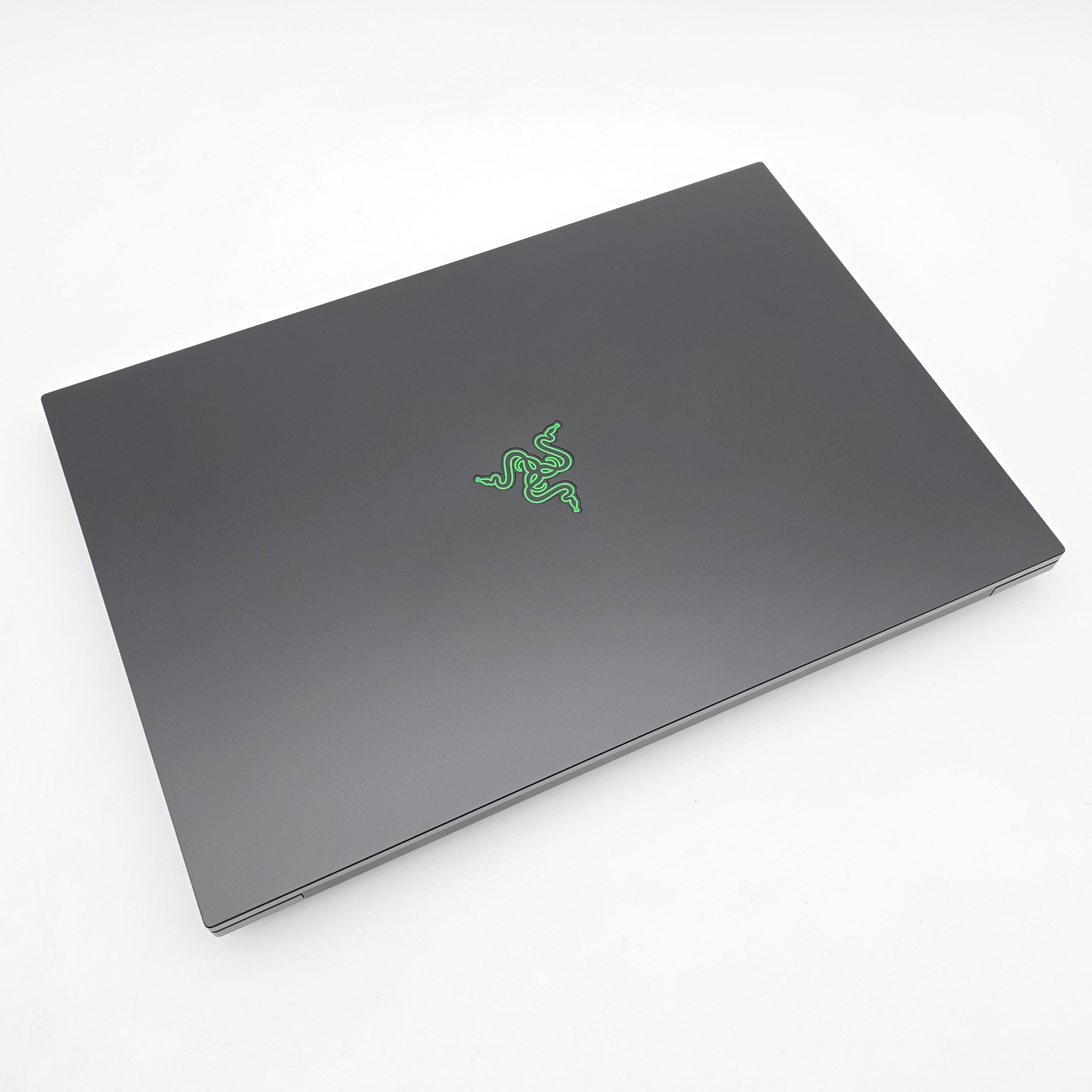 Razer Blade 18 (2025), RTX 5090, Core Ultra 9 275HX, 64GB DDR5, 4TB NVMe, 18" UHD+ 240Hz, Windows Gaming Laptop
