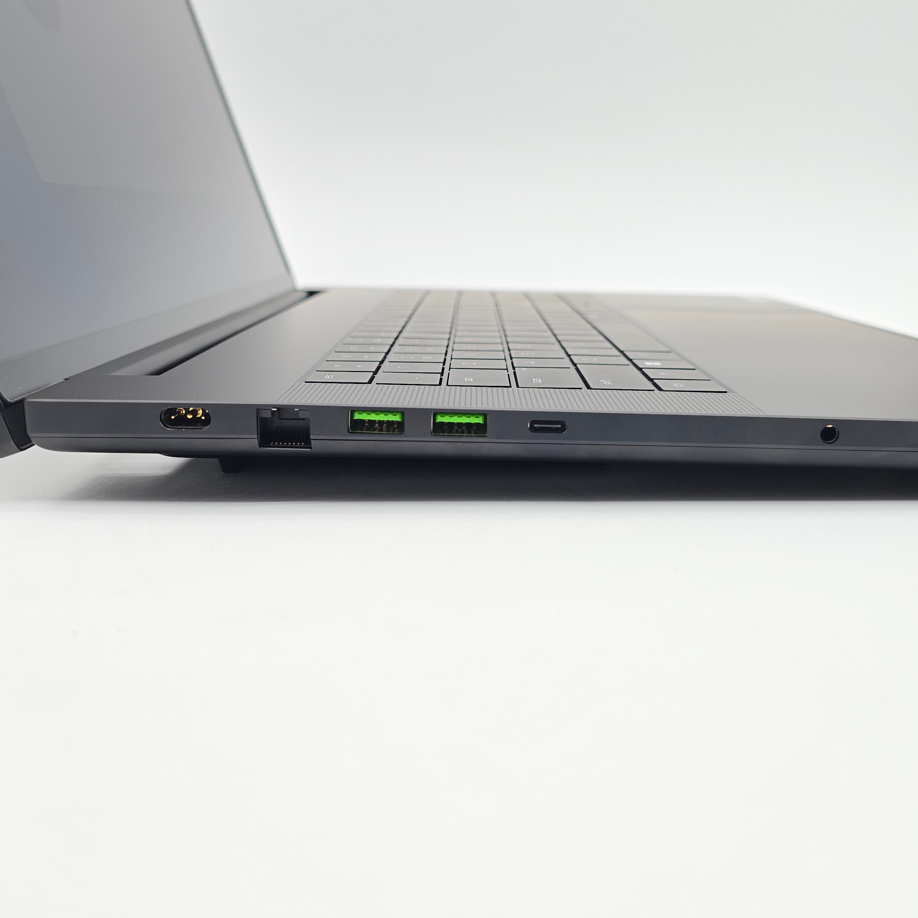 Razer Blade 18 (2025), RTX 5090, Core Ultra 9 275HX, 64GB DDR5, 4TB NVMe, 18" UHD+ 240Hz, Windows Gaming Laptop