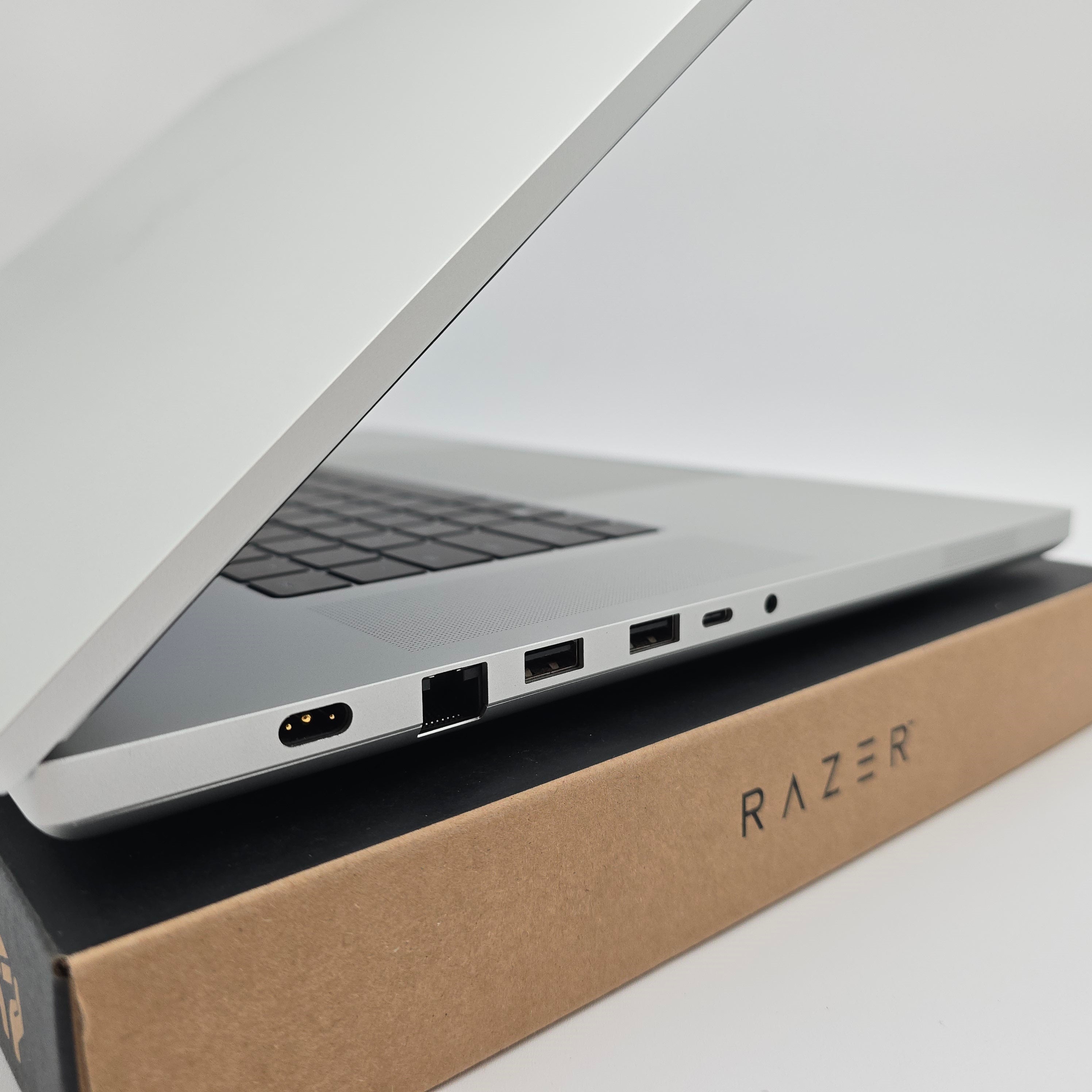 Razer Blade 18, RTX 4090, 96GB DDR5, i9-14900HX, 4TB, 4K 200Hz 18", Mercury White, New Gaming Laptop