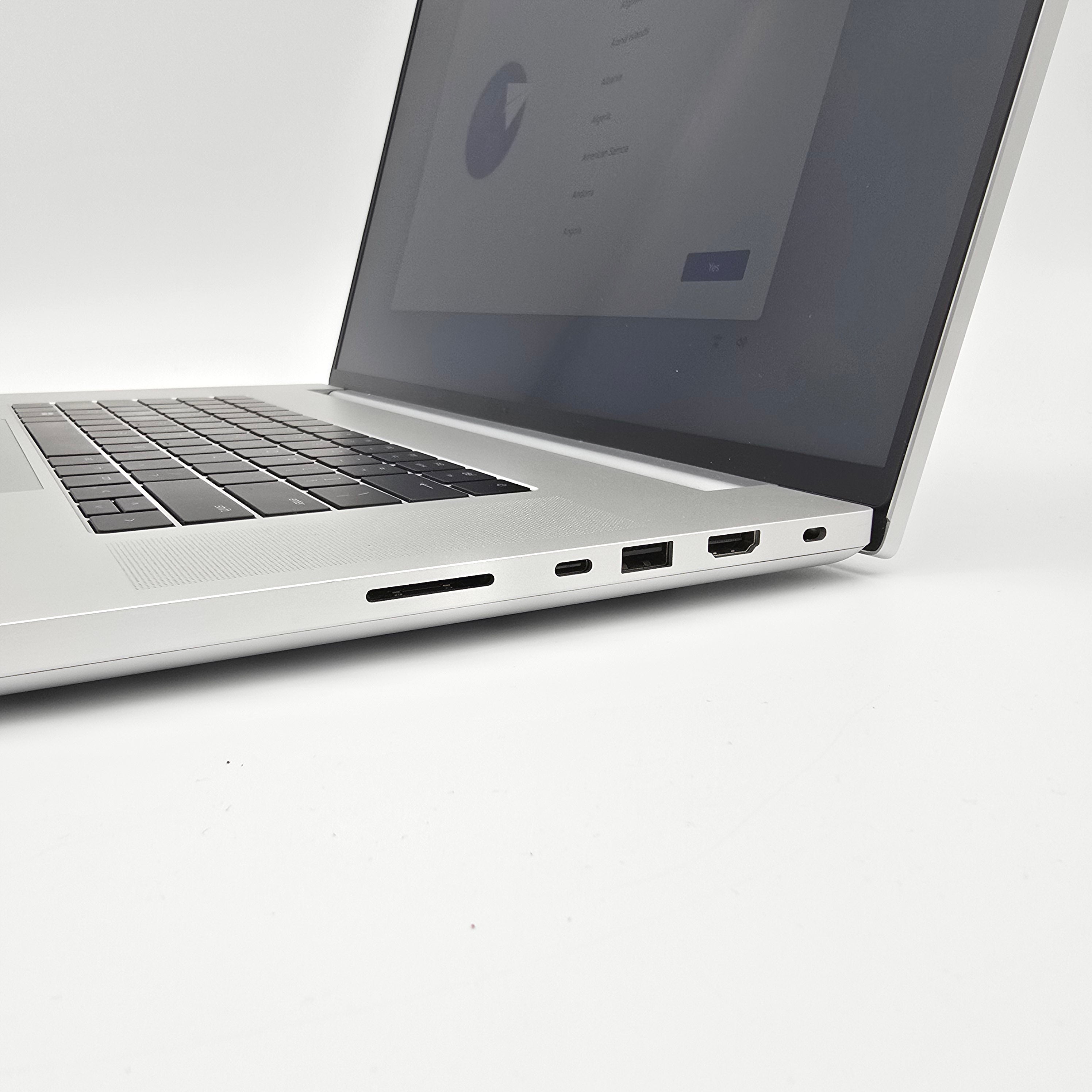 Razer Blade 18 Mercury White, NVIDIA RTX 4090, Intel i9-13950HX, 32GB DDR5, 2TB Storage, 18" QHD+ 240Hz LCD Gaming Laptop