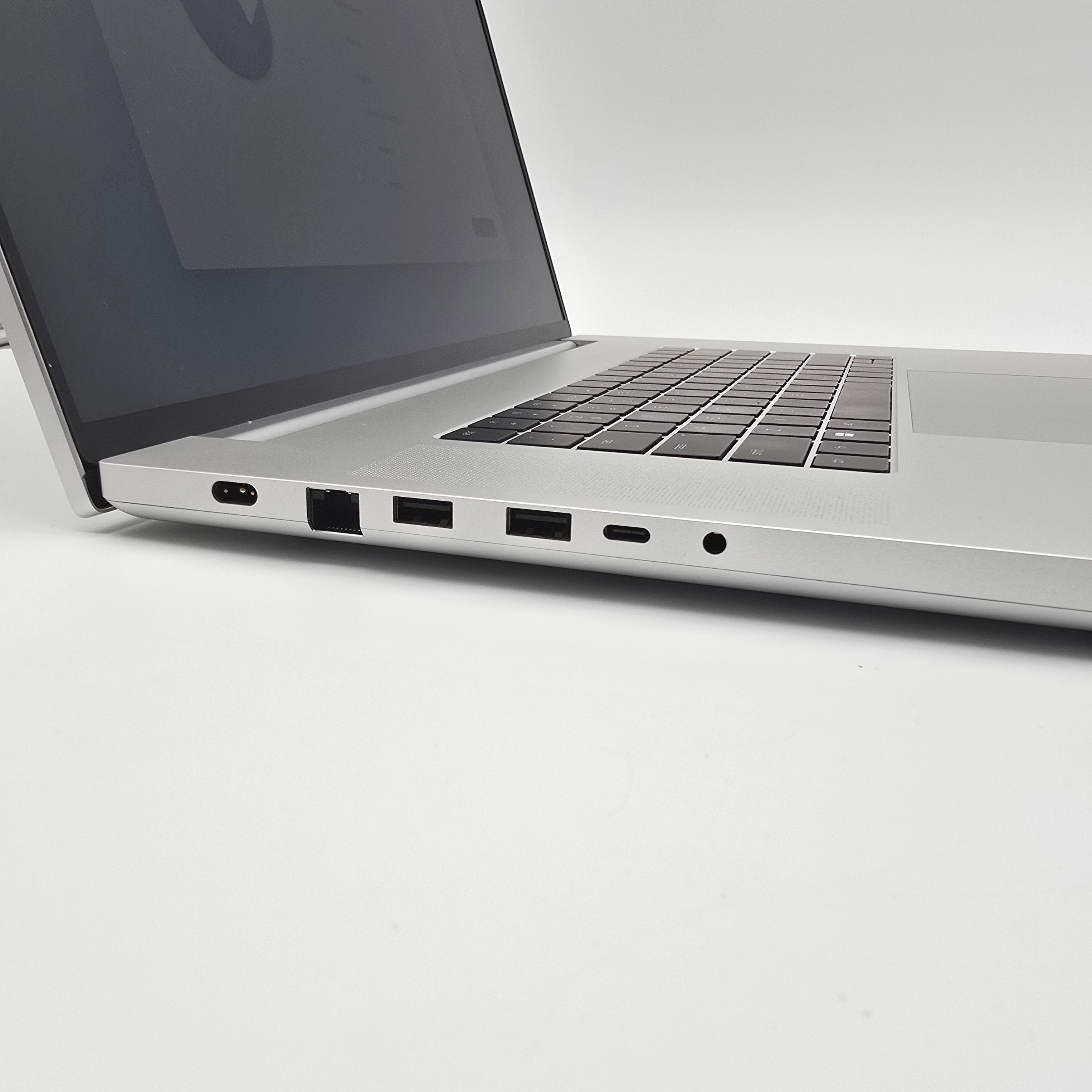Razer Blade 18 Mercury White, NVIDIA RTX 4090, Intel i9-13950HX, 32GB DDR5, 2TB Storage, 18" QHD+ 240Hz LCD Gaming Laptop