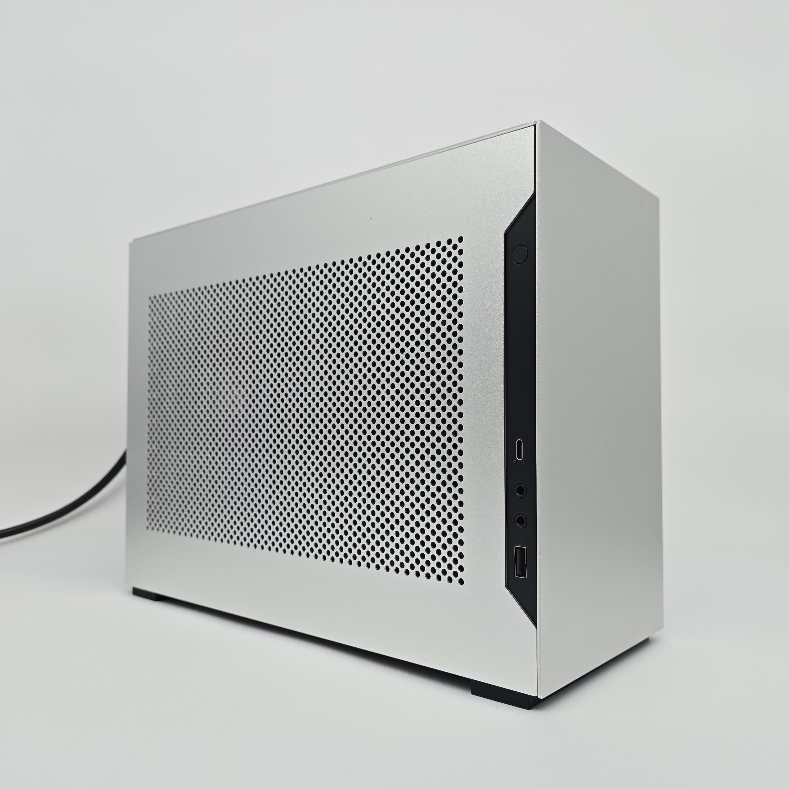 RTX 4090, Ryzen 7800X3D, 32GB DDR5, Lian Li DAN SFX Custom Liquid Cooled Gaming PC