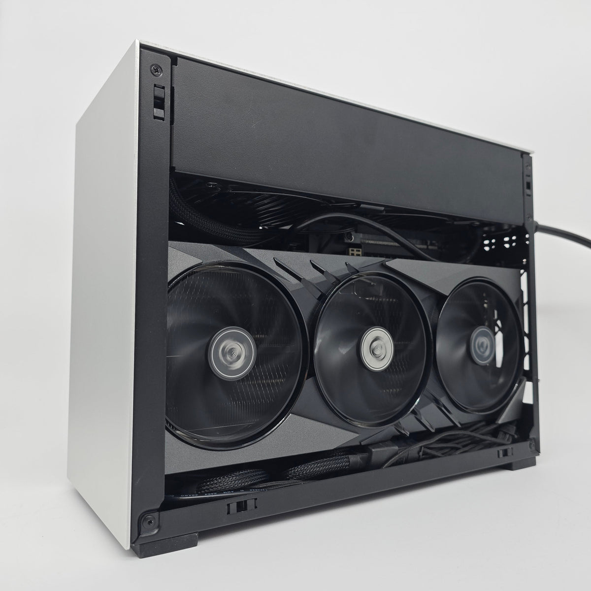 RTX 4090, Ryzen 7800X3D, 32GB DDR5, Lian Li DAN SFX Custom Liquid Cooled Gaming PC