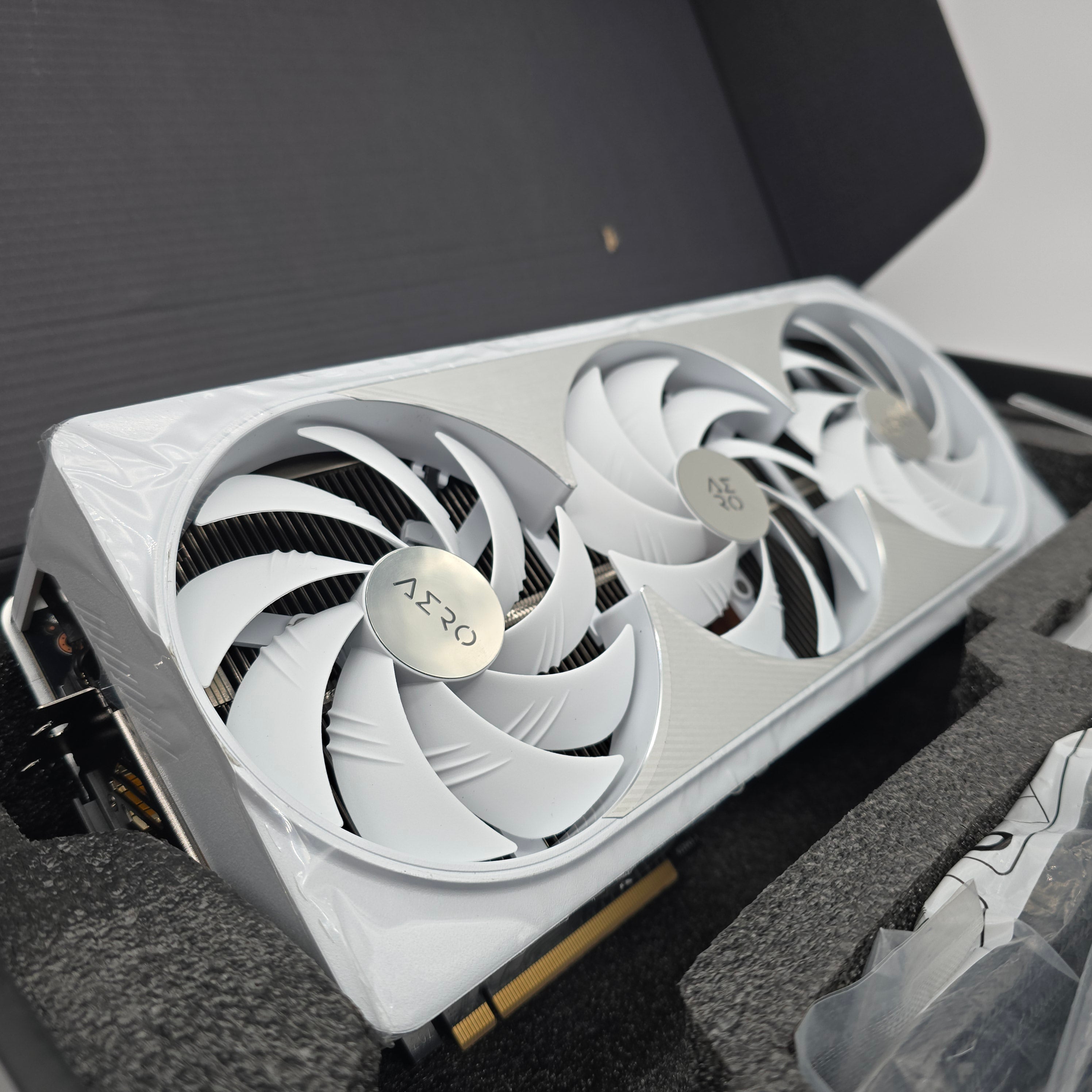 RTX 4090 Gigabyte Aero OC White 24GB, NVIDIA Gaming Graphics Card GPU, Brand New
